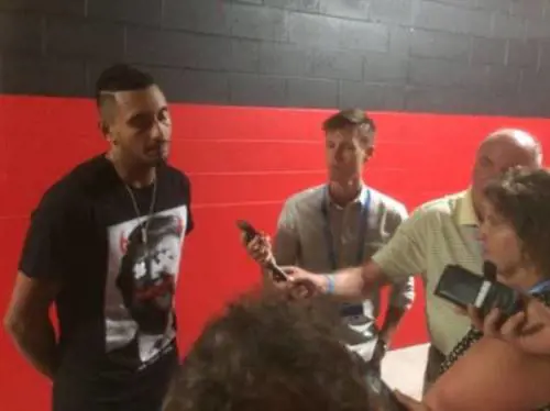 Il tennista Kyrgios indossa una maglia con un insulto per Trump