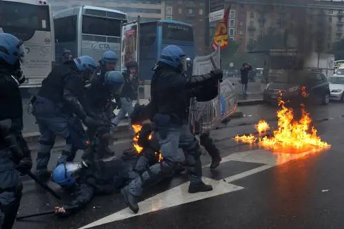 In Italia un poliziotto ferito ogni 4 ore