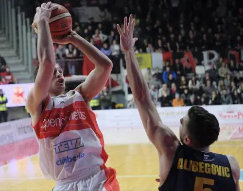 Varese sull'orlo della A2 Cantù e Pesaro da brividi: il basket rinnega la storia