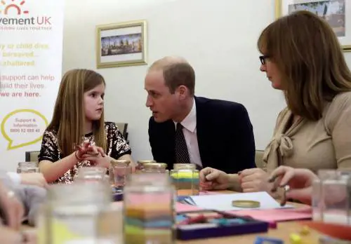 "Anch'io ho perso mia madre" William consola la bambina