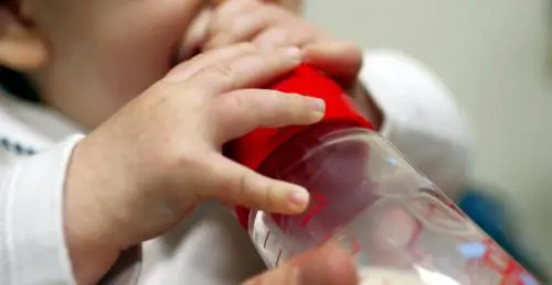 Il neonato rischia di morire: la dieta choc imposta dalla madre 
