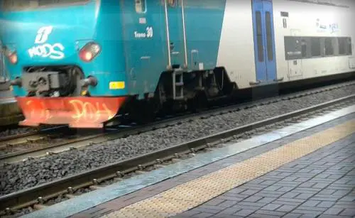 I genitori tornano tardi a causa degli scioperi, il figlio scrive una lettera alle ferrovie