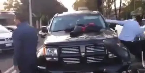 Trova la moglie in auto con l'amante e diventa una furia