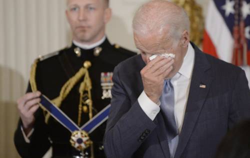 Obama fa commuovere Biden: a lui la Medaglia della libertà