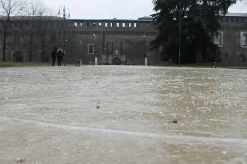 Milano, la città si sveglia ghiacciata
