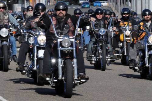 Una sgommata sulla neve e poi il far west Colpi di pistola contro gli Hell's Angels