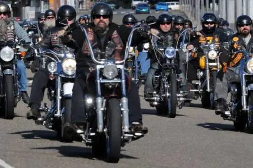 Una sgommata sulla neve e poi il far west Colpi di pistola contro gli Hell's Angels