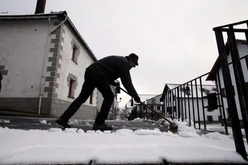 L'Italia scivola sul "gelicidio" e il maltempo non dà tregua