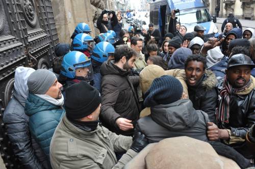 Firenze, protesta degli immigrati: tensioni davanti alla Prefettura