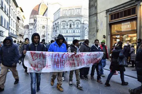 Gli immigrati assaltano il Palazzo