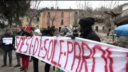 Dopo il sisma Accumoli scende in piazza. "Ora passare ai fatti"