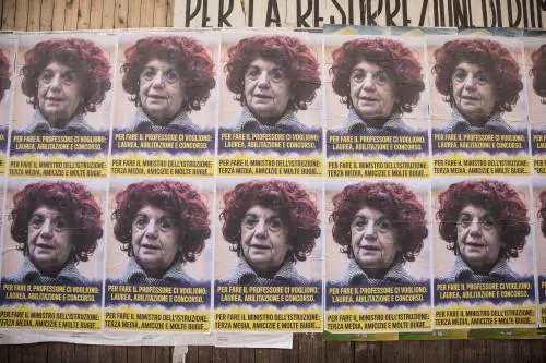 Manifesti contro Fedeli: "Per fare il ministro terza media e bugie"