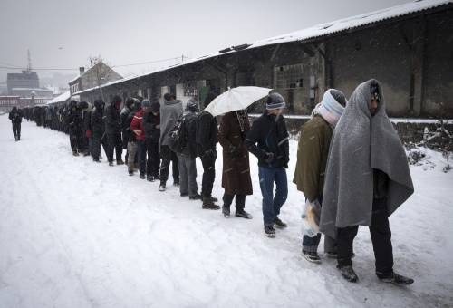 A Belgrado immigrati in coda per un pasto caldo