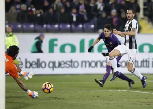 Due schiaffi viola stendono la Signora