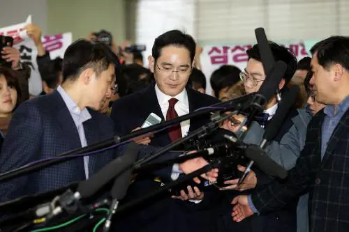 Il capo di Samsung è stato scarcerato. Sospesa la sua condanna per corruzione