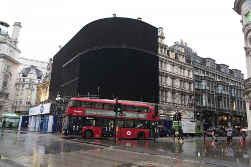Londra, spenti per restyling i celebri schermi di Piccadilly Circus