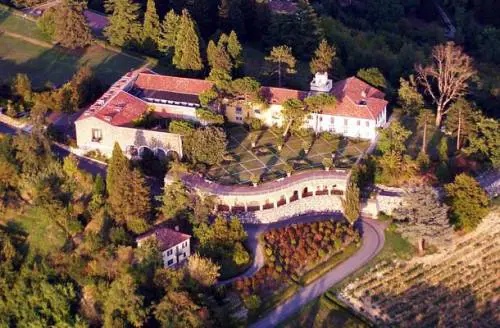 Castelli, tenute, ville:	adesso regalarsi una notte da sogno costa solo 60 euro