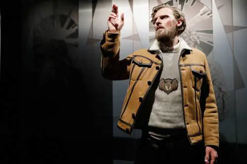 Trussardi sfila in Brera con i quadri incerottati