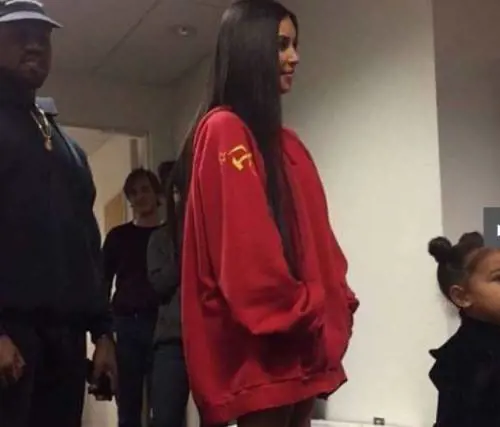 Kim Kardashian e la sua felpa con falce e martello da 700 euro