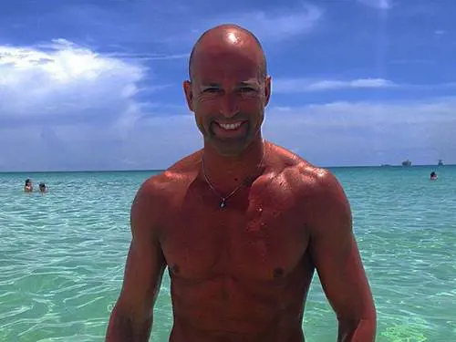 Isola dei Famosi, Luxuria punzecchia Bettarini: "Stai lanciando un messaggio a casa?"