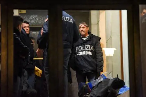 Un "buono" da 76 euro per la divisa in borghese. Così lo Stato degrada i poliziotti