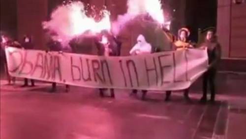 Lo striscione choc a Mosca:  "Obama, brucia all'inferno"