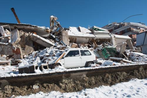 Muore al gelo in roulotte "Vittima del terremoto"