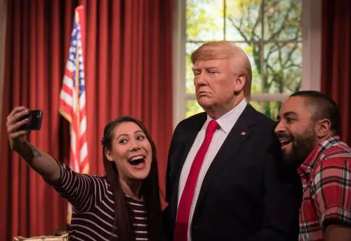 Selfie con Donald Trump al Museo delle cere Madame Tussaud's di Londra