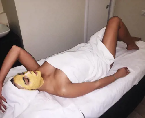 Giulia Salemi hot, nuda sotto l'asciugamano