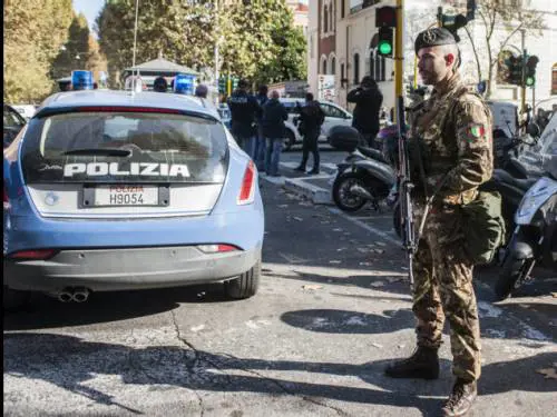"Allahu akbar". Paura in chiesa: irruzione con il volto insanguinato