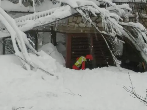 "Ci sono altre priorità...". Così l'hotel Rigopiano è stato lasciato sotto la neve