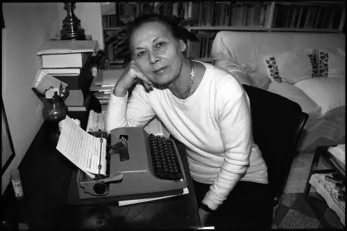 "Il Duce cittadino? Il premio non lo voglio". Scontro tra la scrittrice e il sindaco