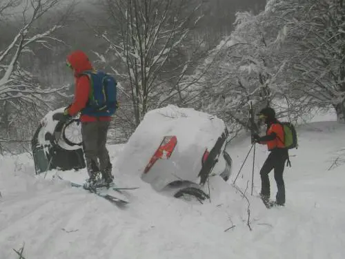 Costretti a telefonare alla tv: "Siamo nel garage, salvateci"