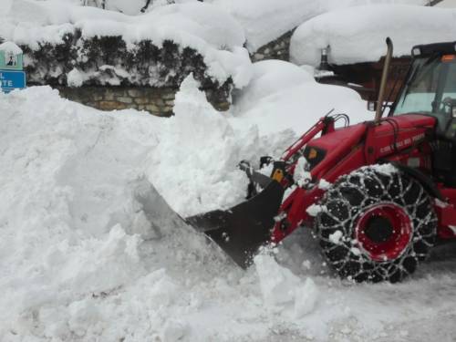 Fa rimuovere la neve a sue spese. E i vigili multano l'imprenditore