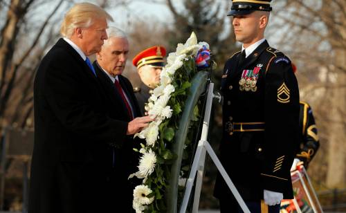 Il primo gesto di Trump: l'omaggio ai caduti