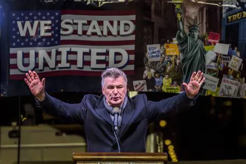 Vip e radical chic contro Trump recitano il solito vecchio copione