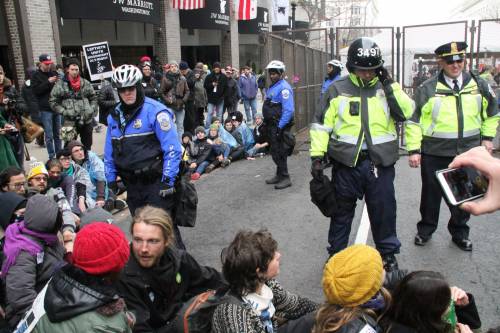 Proteste anti-Trump a Washington: oltre 200 manifestanti arrestati