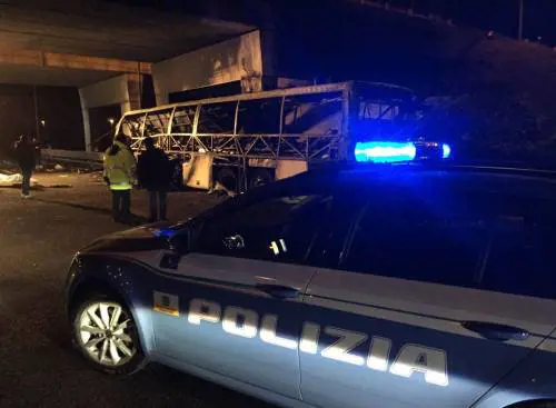 Pullman prende fuoco dopo lo schianto