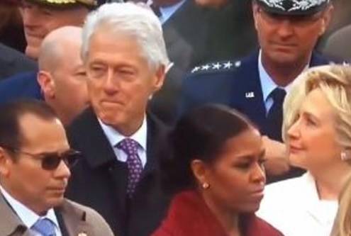 Hillary fulmina lo sguardo malandrino di Bill Clinton