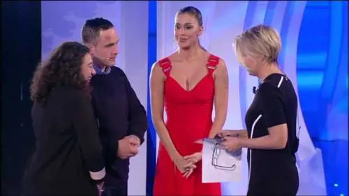 C'è posta per te, Belen in studio si commuove e il trucco cola sulla fronte dell'ospite