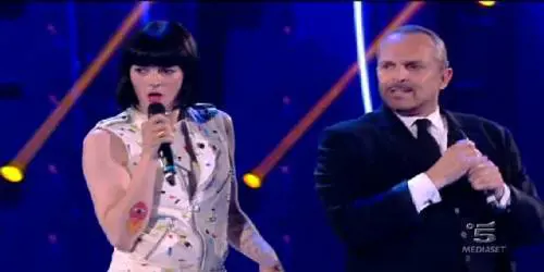 Dopo la morte di Bimba, il web sfoga il suo odio contro lo zio Miguel Bosé: "Punito così perché gay"