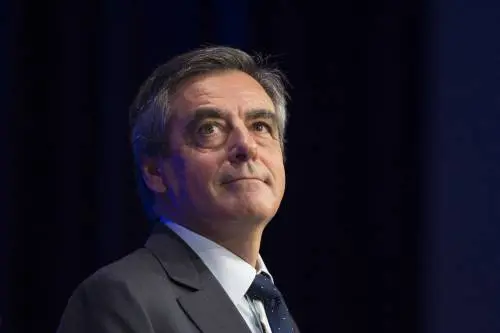 Nuova bufera su Fillon: "Abiti in regalo per 48.500 euro"