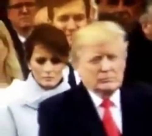 Trump le dice qualcosa, Melania non sorride più. E il video diventa virale