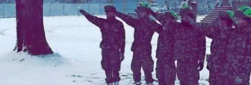 Fanno il saluto nazista davanti alla svastica: bufera sui soldati
