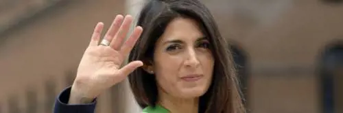 Il Movimento 5 Stelle sta con la Raggi ma è bagarre in Campidoglio