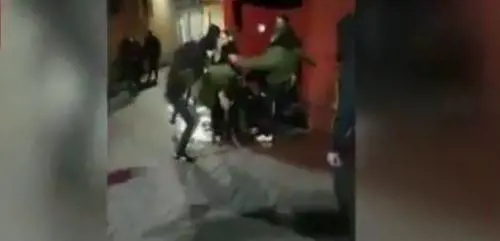 "Ha la bandiera spagnola". ​Pestatata dagli antifascisti