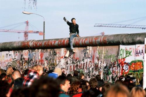 Un momento chiave come a Berlino nel 1989. Si sgretolano le certezze costruite in 30 anni