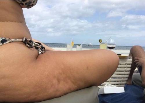 "Non mi vergogno della mia cellulite", lo scatto social di Ashley Graham 