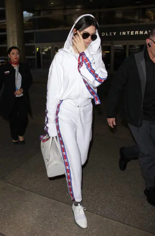 Kendall Jenner indossa una tuta da 1600 dollari