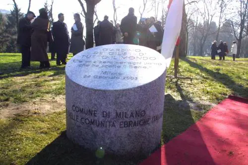 Giovani musulmani in visita al Giardino dei giusti
